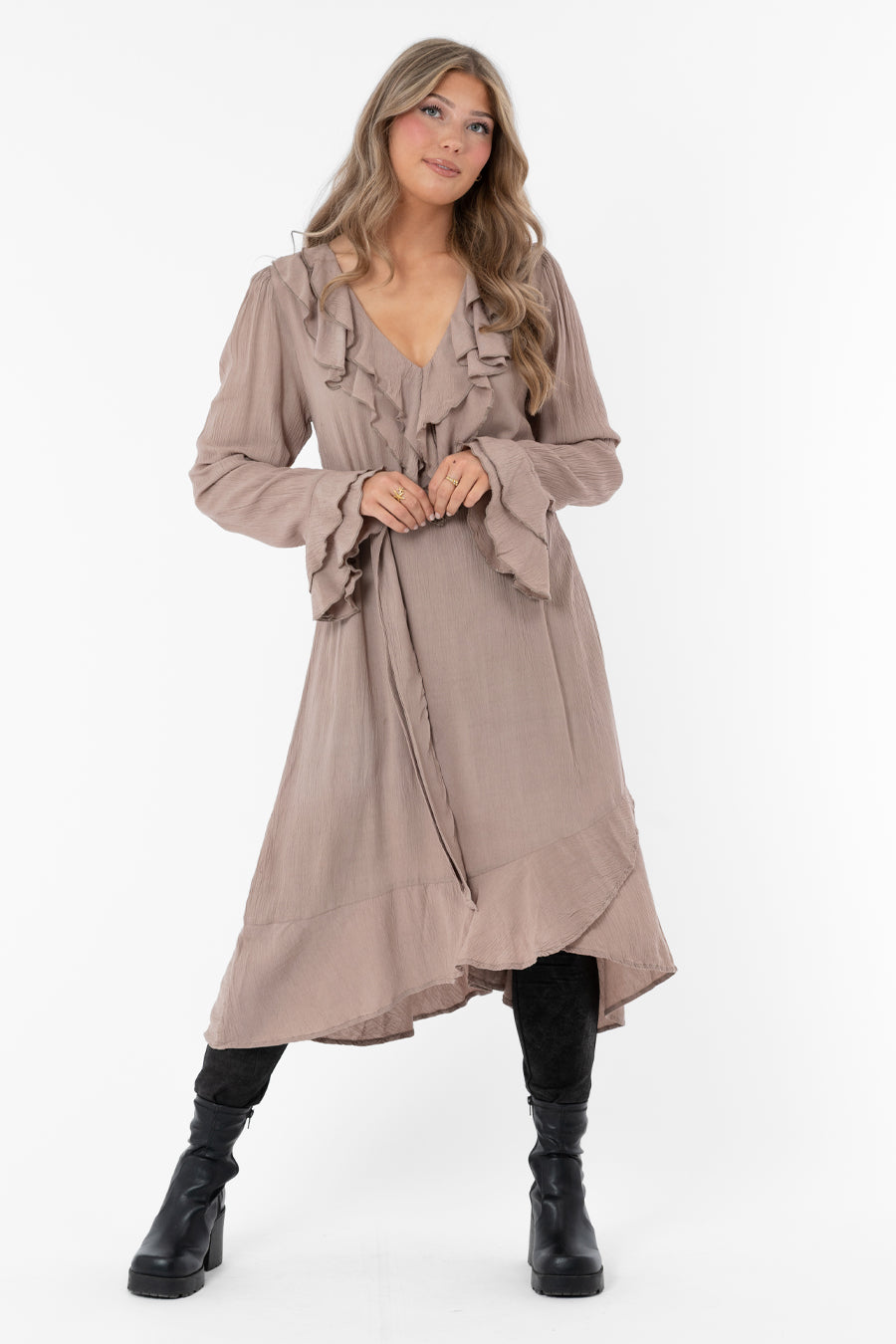 Adeline Dress Caffe Latte – klänningar från Capri Collection