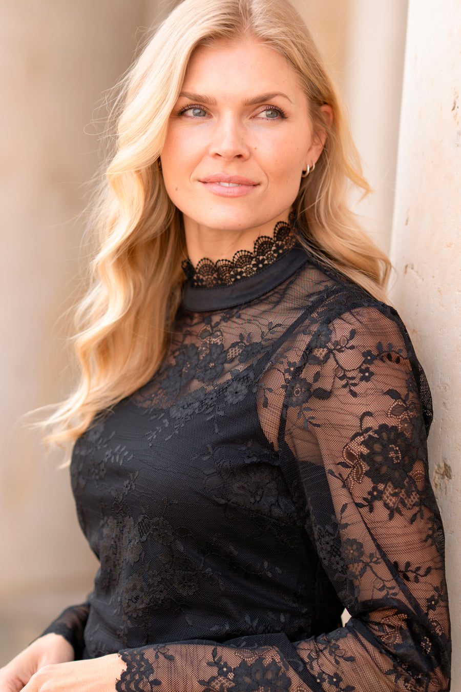 Angelina Lace Blouse Black – toppar från Capri Collection