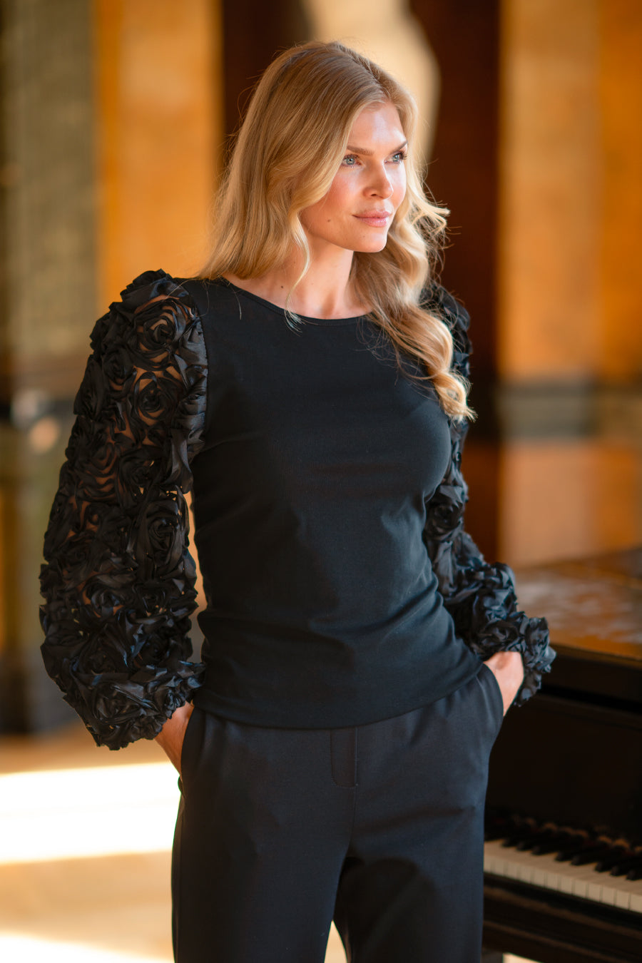 Amelie Top Black – toppar från Capri Collection