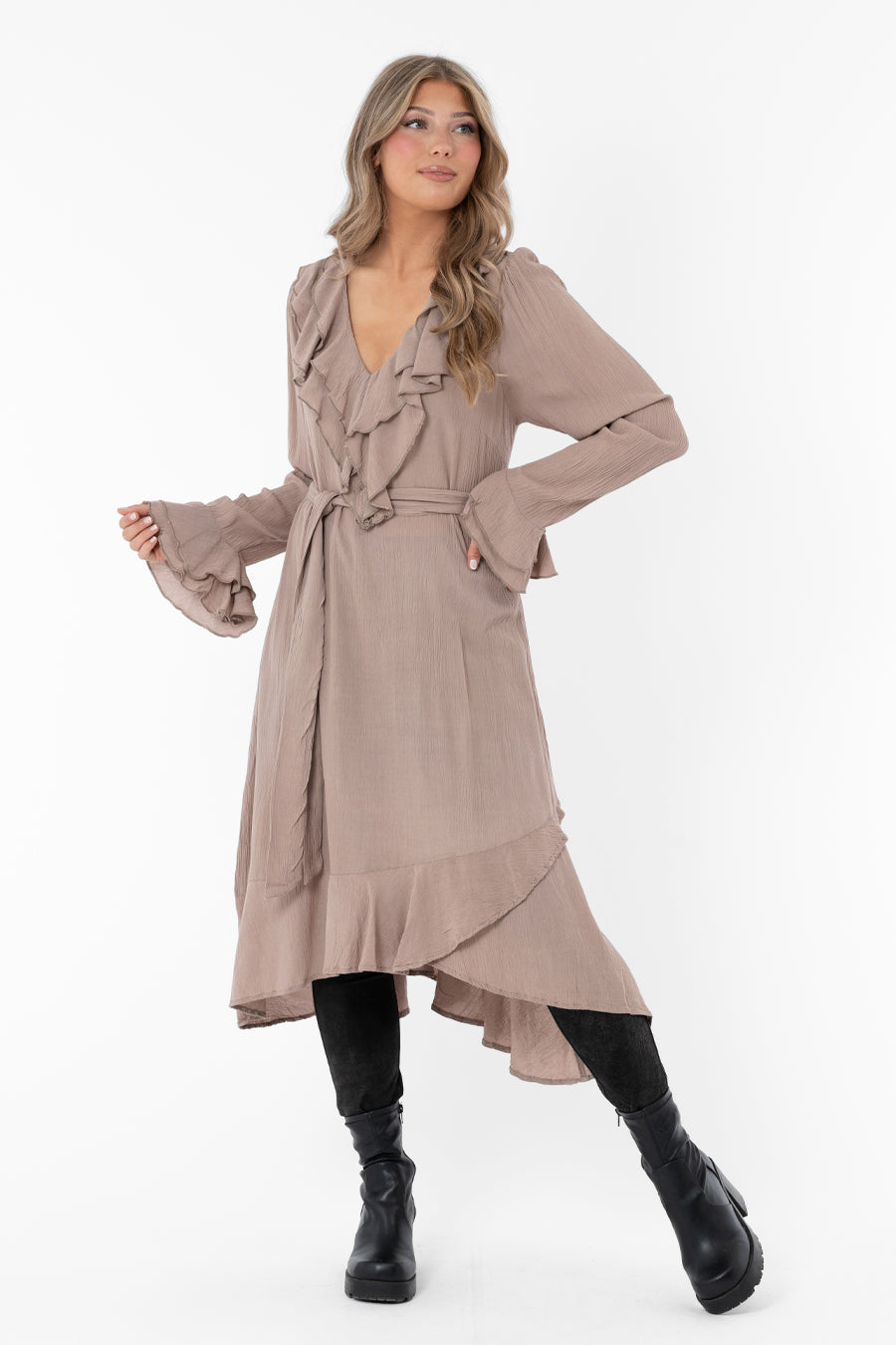 Adeline Dress Caffe Latte – klänningar från Capri Collection