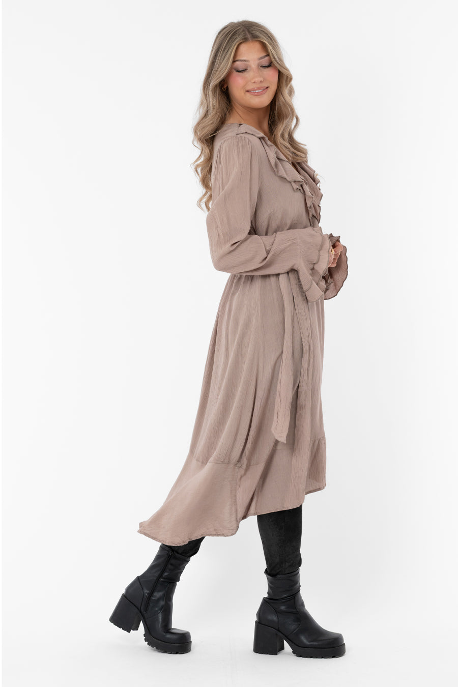 Adeline Dress Caffe Latte – klänningar från Capri Collection