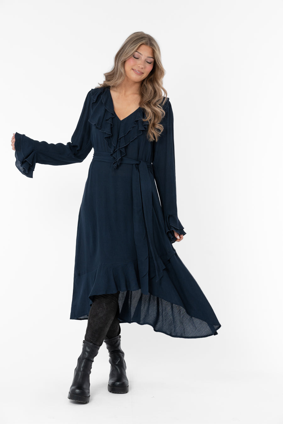 Adeline Dress Midnight Blue – klänningar från Capri Collection
