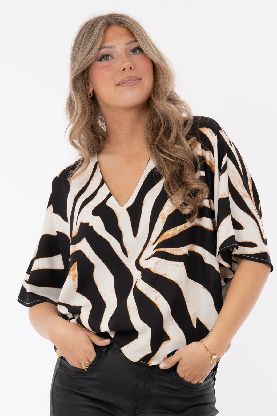 Bea Blouse Ivory/Black – toppar från Capri Collection