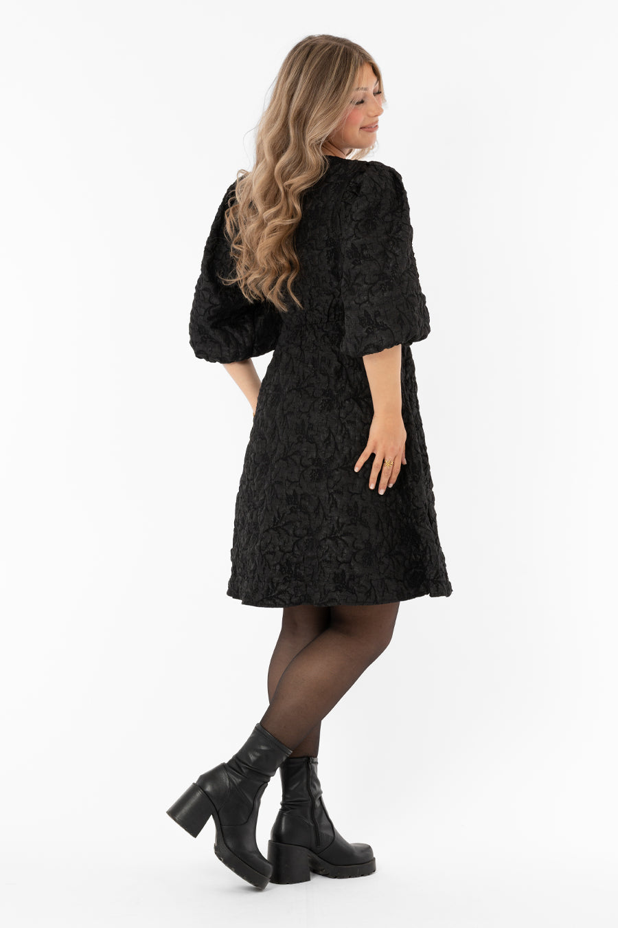 Belora Dress Black – klänningar från Capri Collection