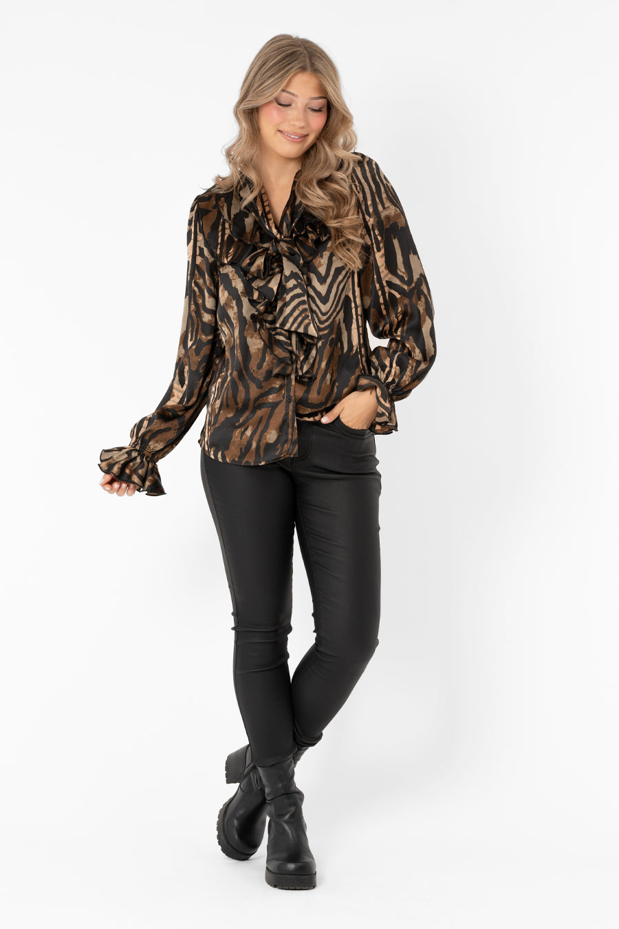 Chiara Blouse Dark Choclate/Black/Sand – toppar från Capri Collection