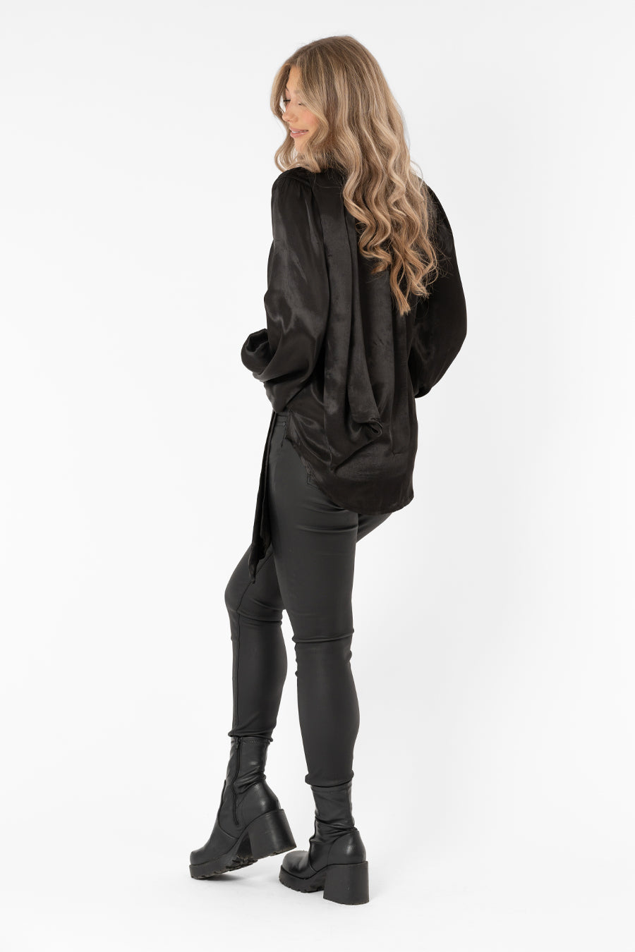 Dolce Blouse Black – toppar från Capri Collection