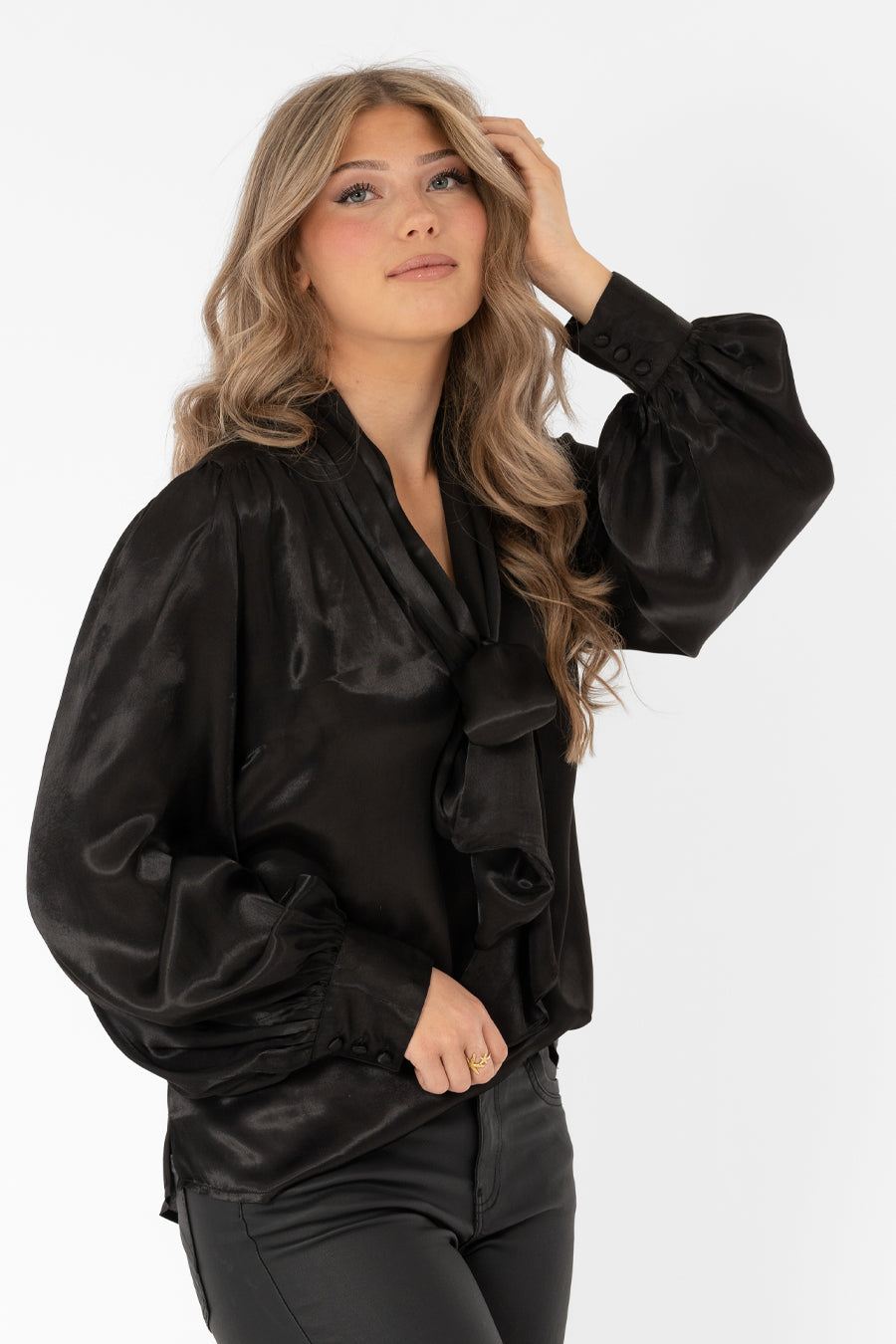 Dolce Blouse Black – toppar från Capri Collection