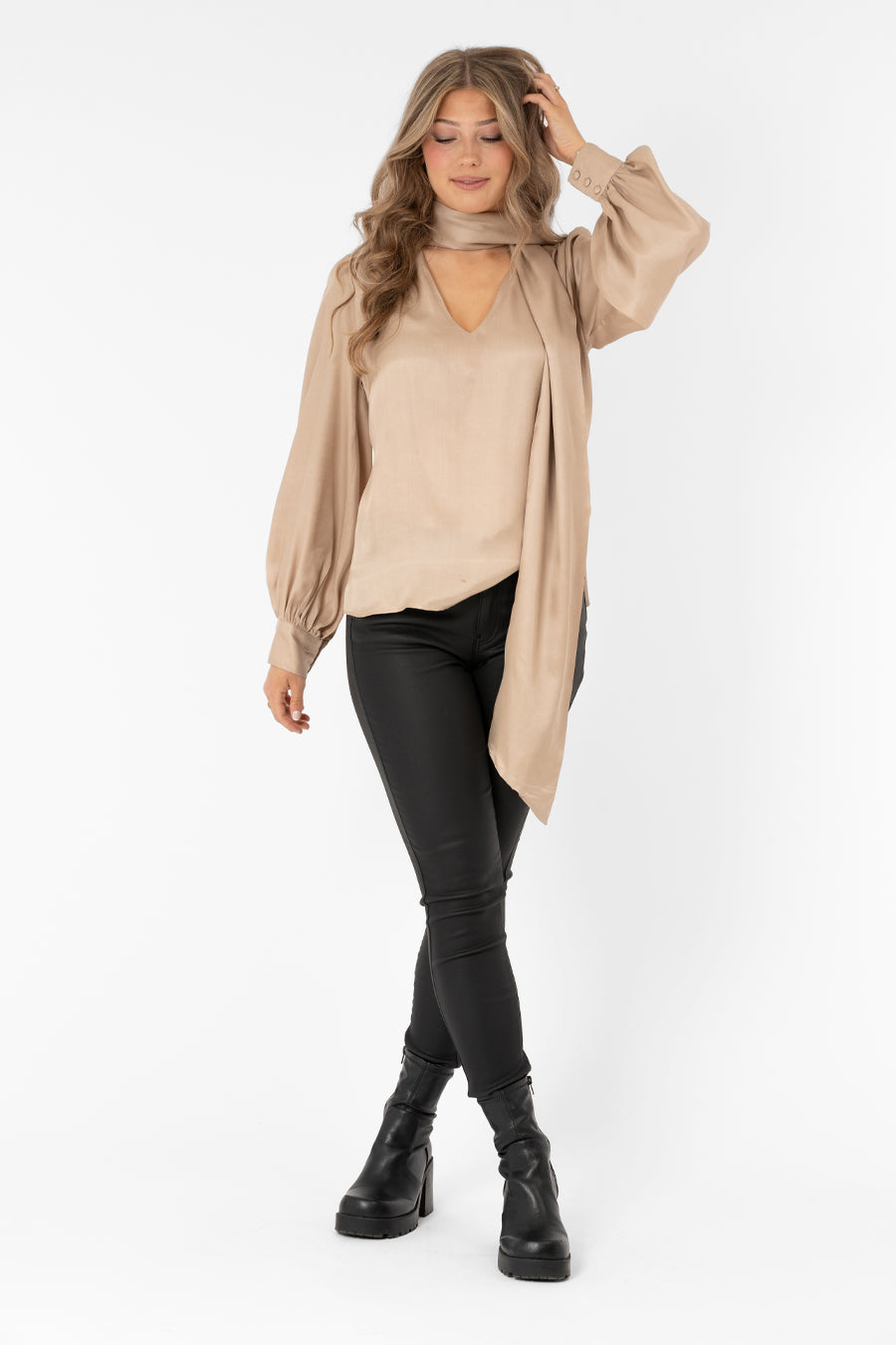 Dolce Blouse Golden Sand – toppar från Capri Collection