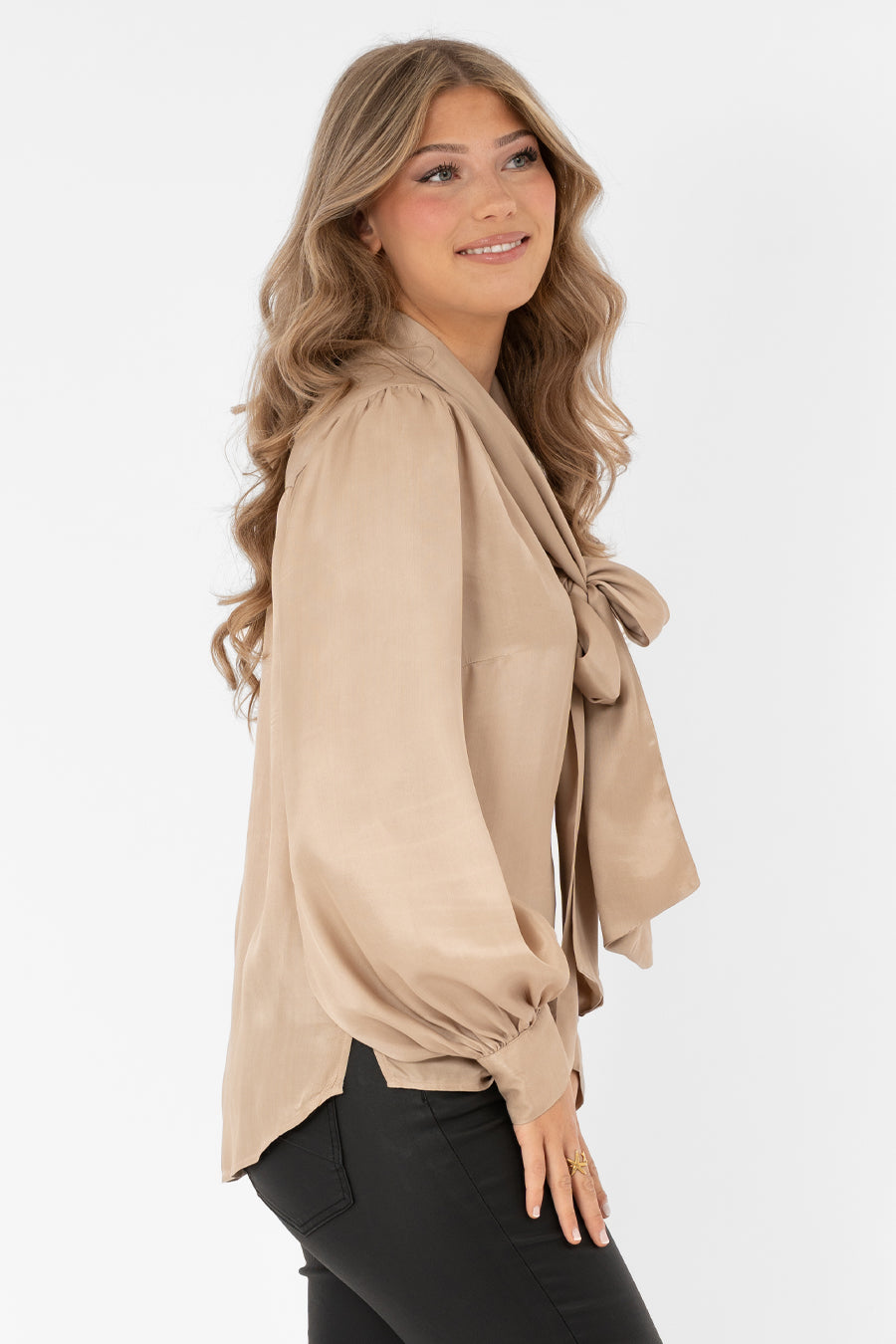 Dolce Blouse Golden Sand – toppar från Capri Collection