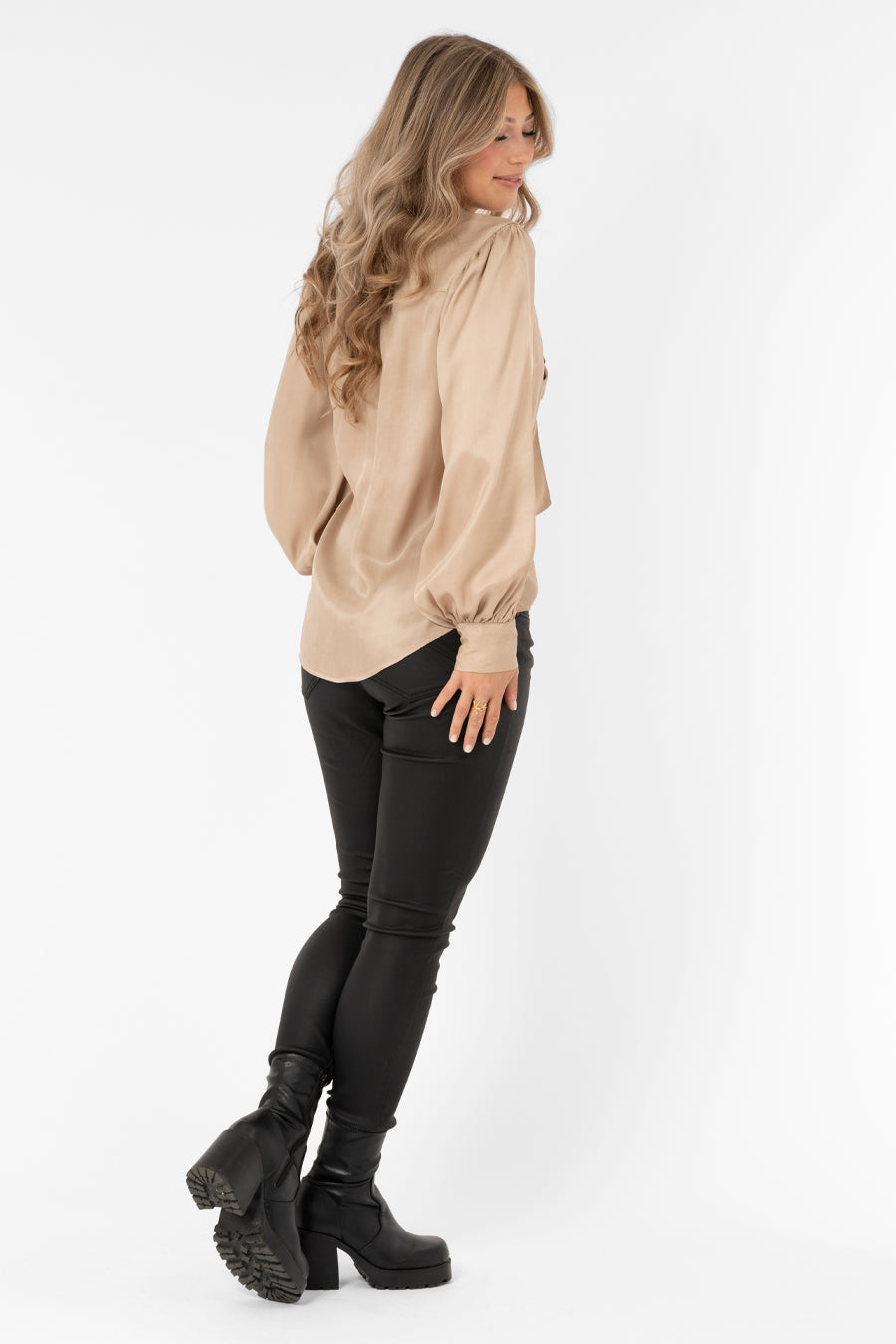Dolce Blouse Golden Sand – toppar från Capri Collection