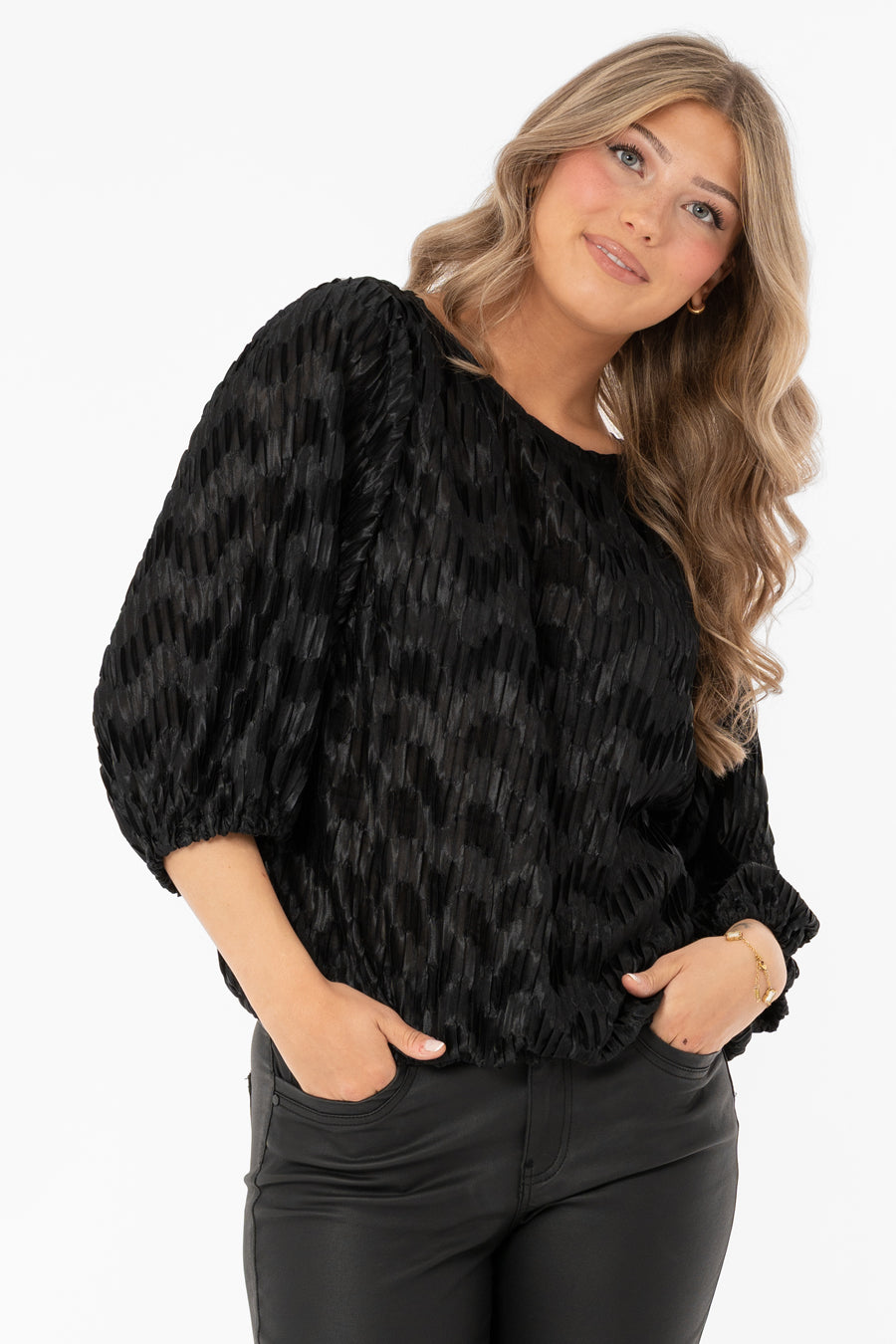 Jewel Plisse Blouse Black – toppar från Capri Collection