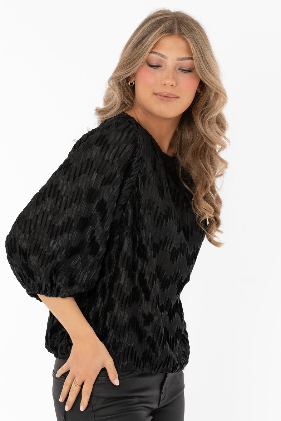Jewel Plisse Blouse Black – toppar från Capri Collection