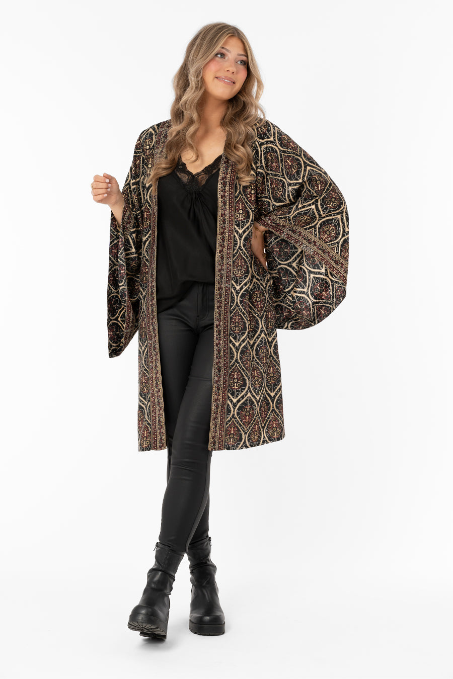Leiya Kaftan Black/Burgundy/Gold – toppar från Capri Collection