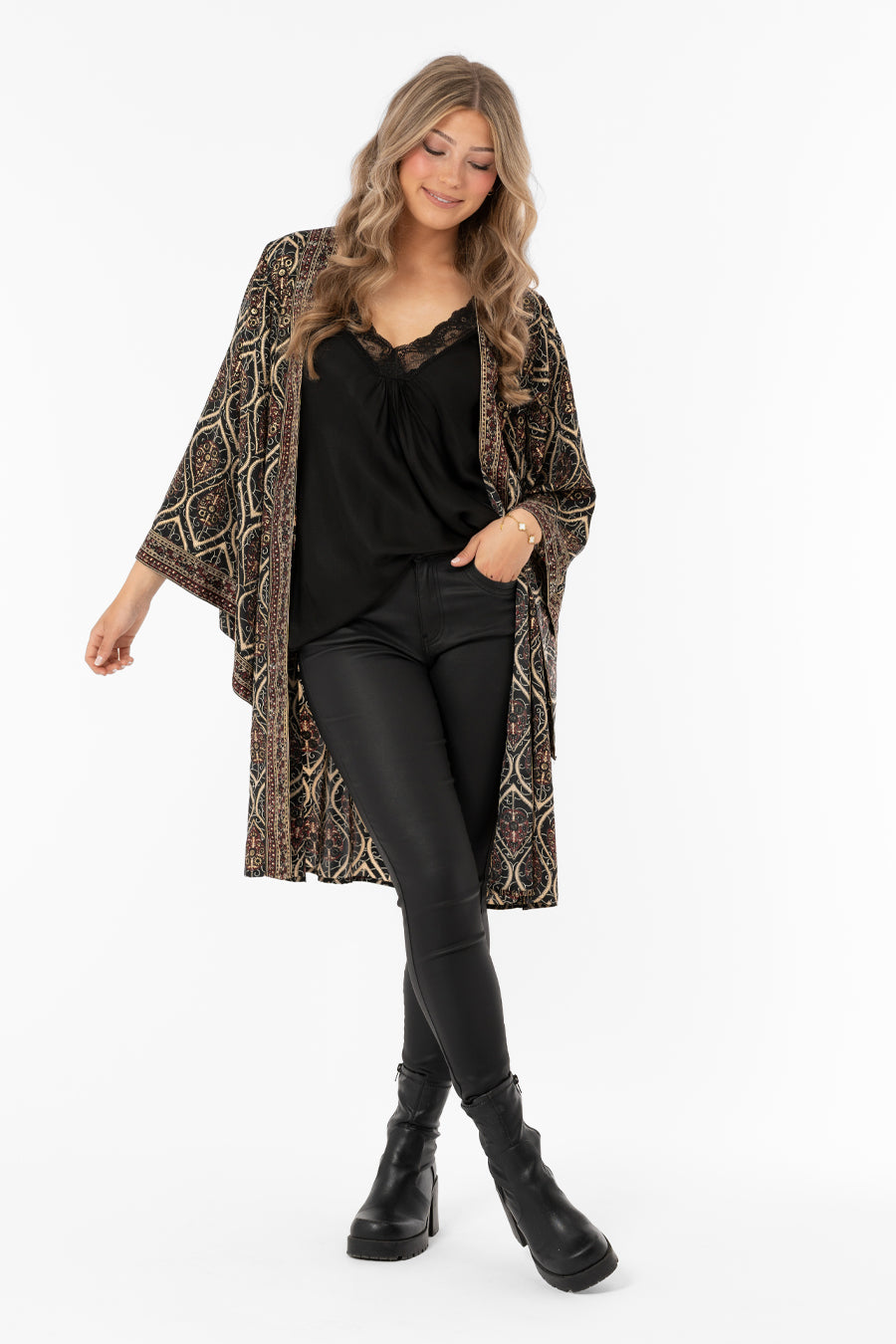 Leiya Kaftan Black/Burgundy/Gold – toppar från Capri Collection