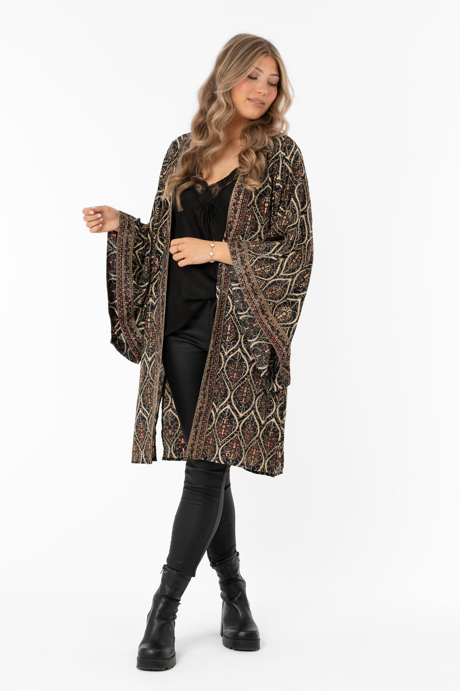 Leiya Kaftan Black/Burgundy/Gold – toppar från Capri Collection