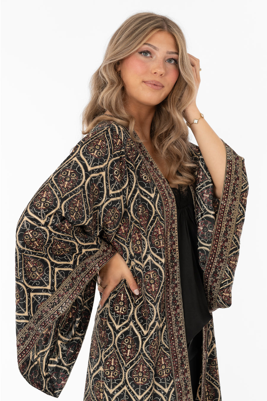 Leiya Kaftan Black/Burgundy/Gold – toppar från Capri Collection