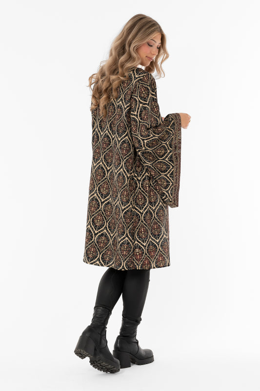 Leiya Kaftan Black/Burgundy/Gold – toppar från Capri Collection