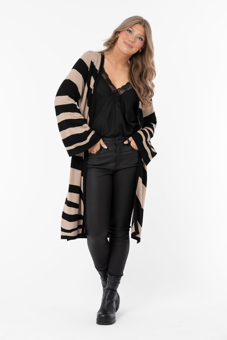 Marion Cardigan Caffe Latte/Black – stickat från Capri Collection