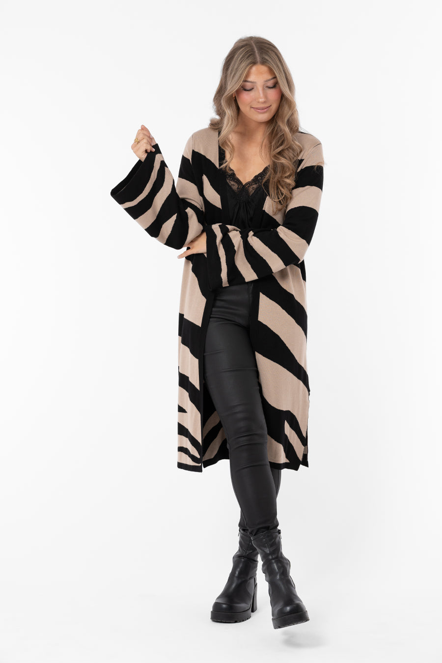 Marion Cardigan Caffe Latte/Black – stickat från Capri Collection
