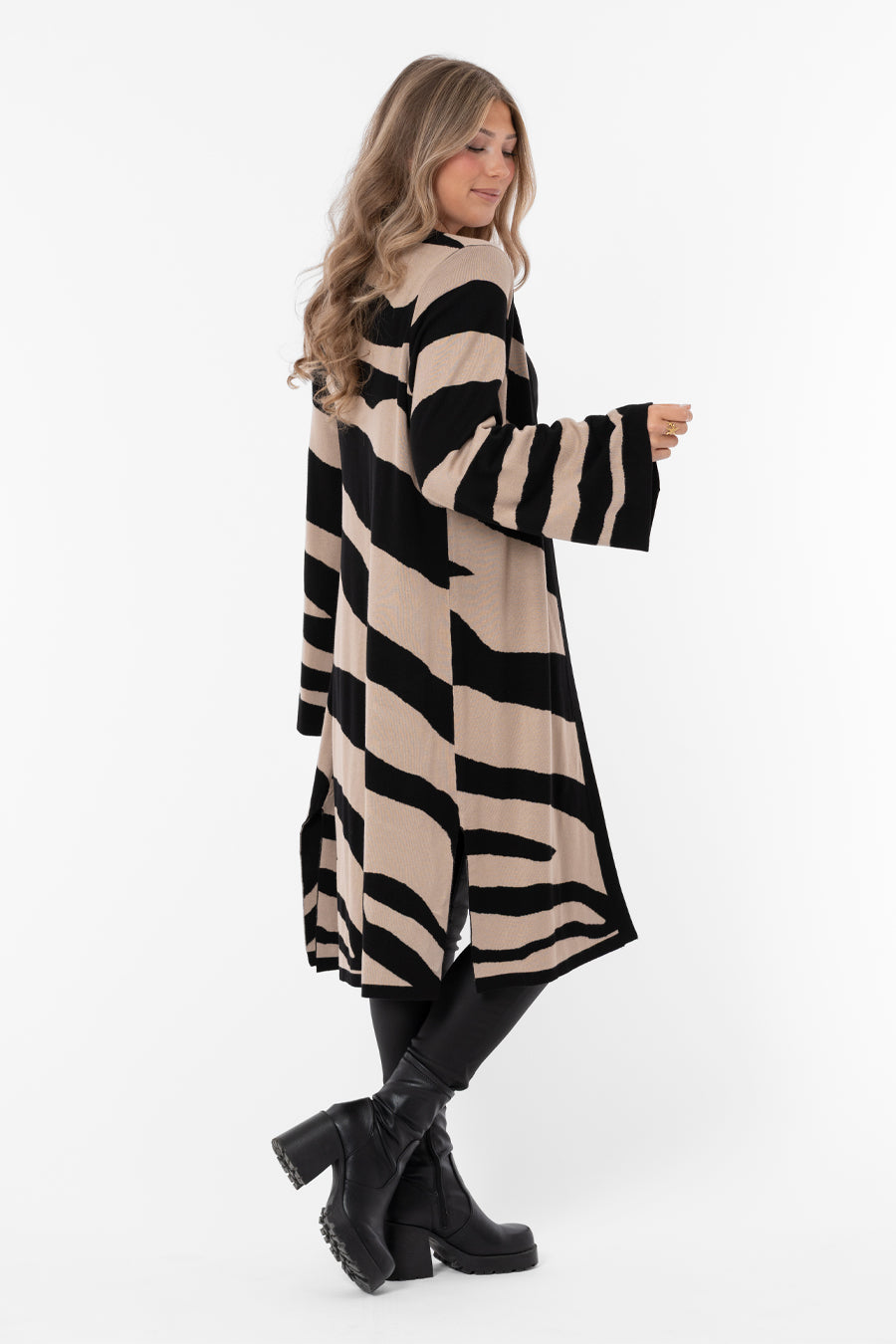 Marion Cardigan Caffe Latte/Black – stickat från Capri Collection