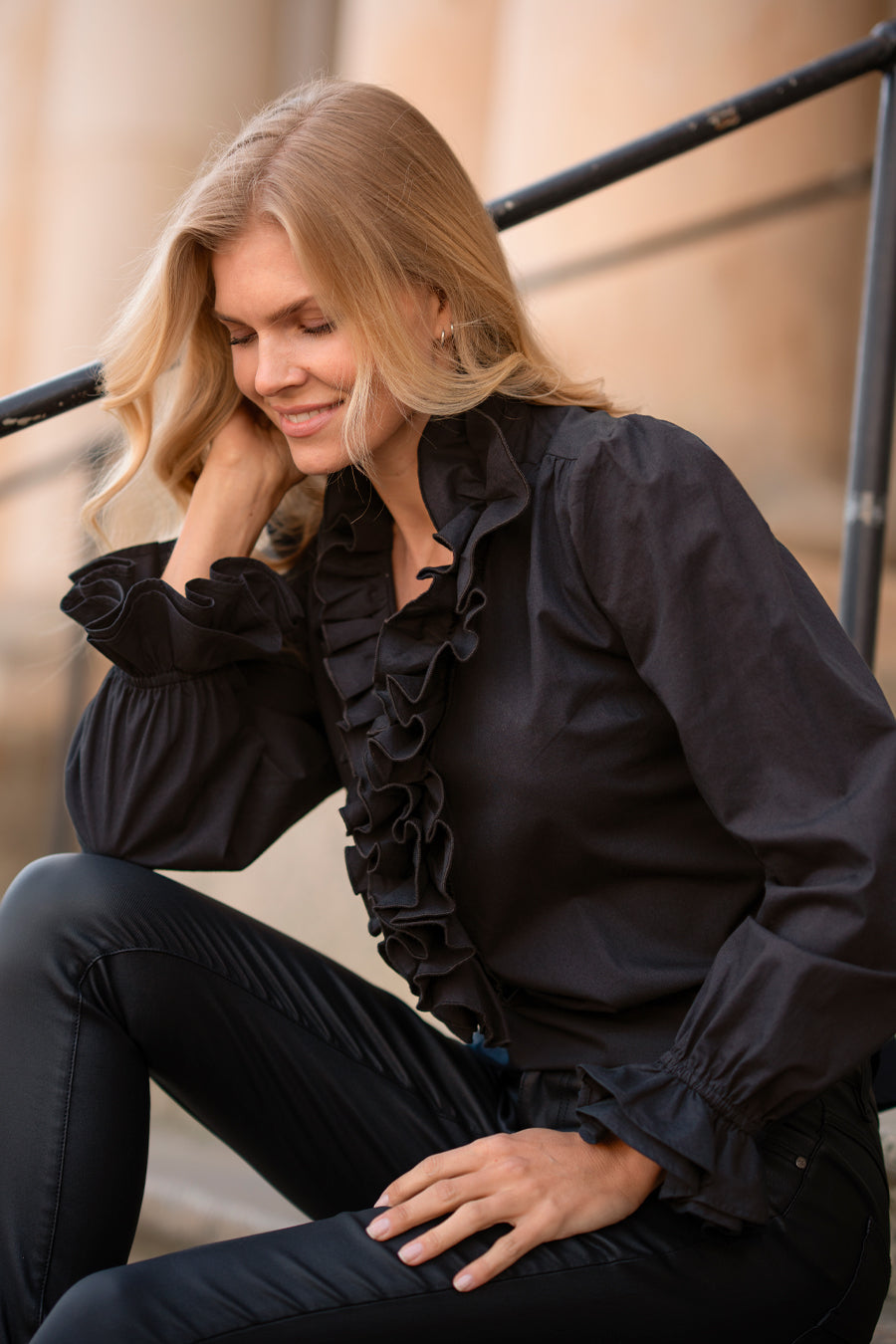 Kendall Blouse Black – toppar från Capri Collection