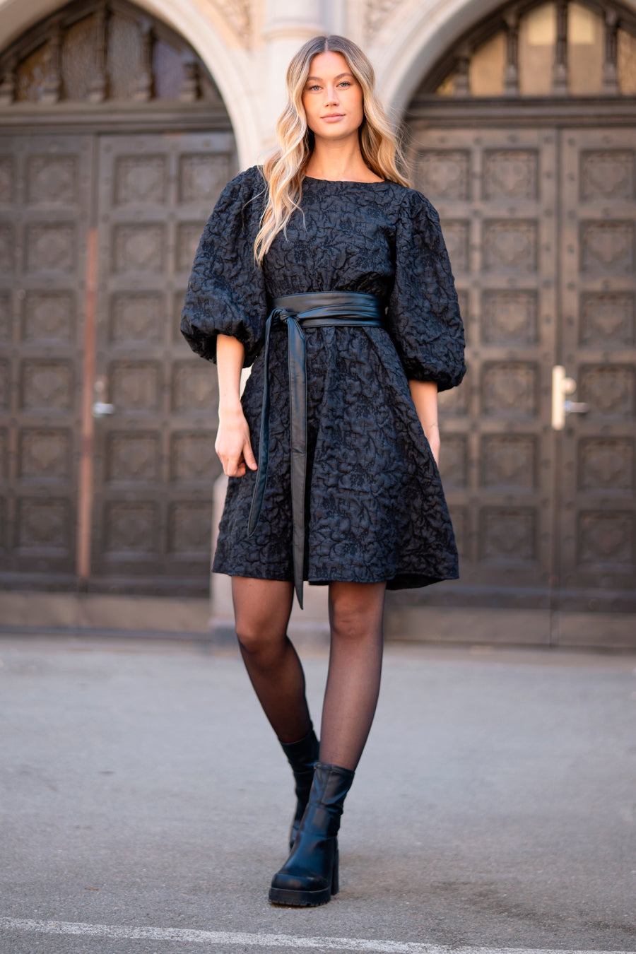 Belora Dress Black – klänningar från Capri Collection