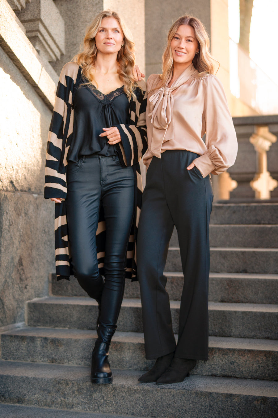 Marion Cardigan Caffe Latte/Black – stickat från Capri Collection