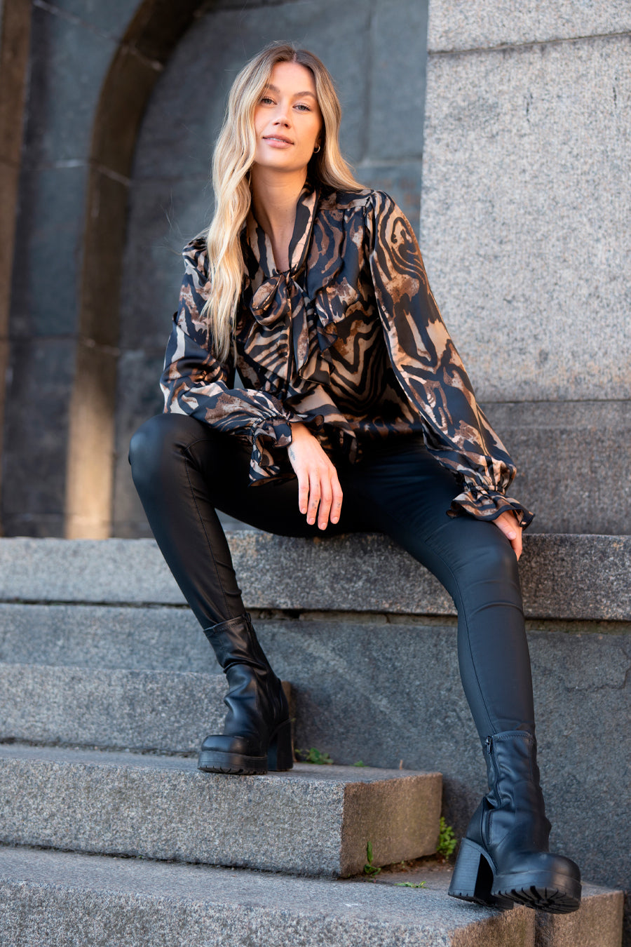 Chiara Blouse Dark Choclate/Black/Sand – toppar från Capri Collection