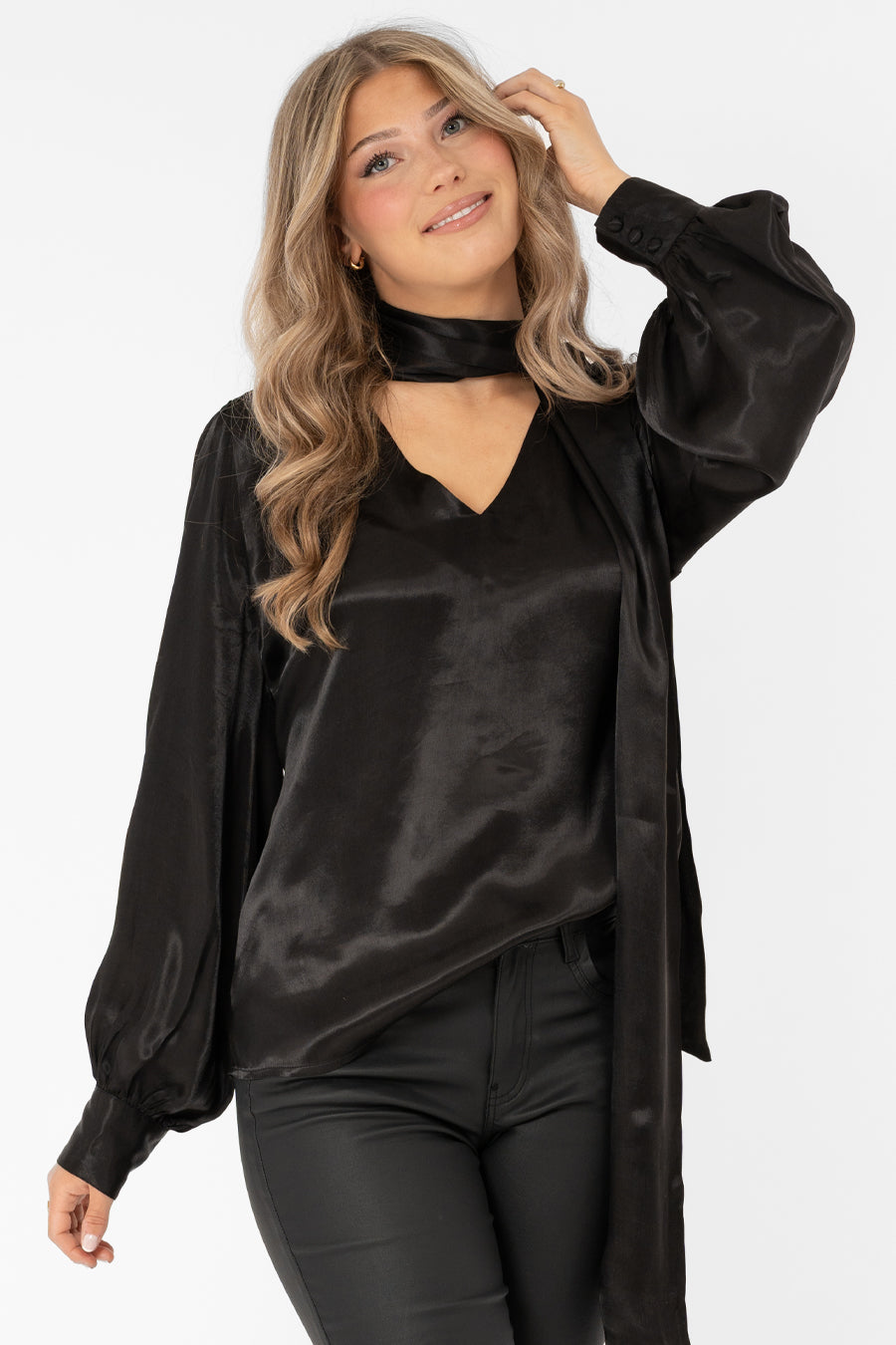 Dolce Blouse Black – toppar från Capri Collection