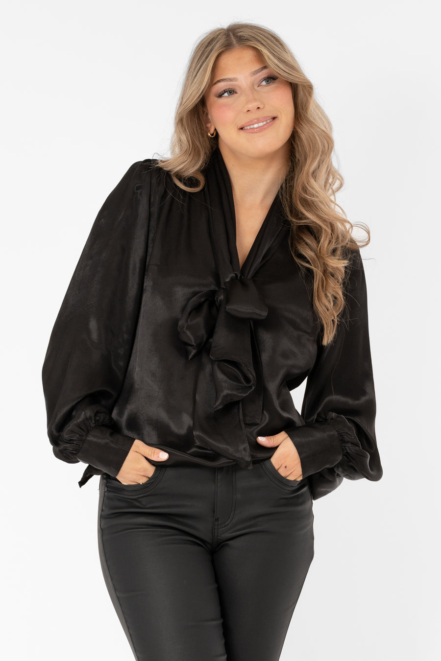 Dolce Blouse Black – toppar från Capri Collection
